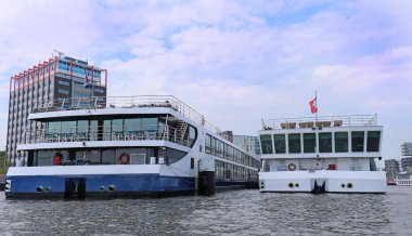 Büyük uluslararası cruise turu sırasında Amsterdam Amstel Nehri içinde demirleyen gemiler