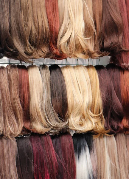 头发延伸由真实的听力在不同的颜色提供在美发沙龙 — 图库照片