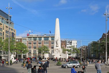 Amsterdam, Hollanda - 17 Mayıs 2018: Ünlü dönüm noktası Barajı çevresinde yürüyüş ve uzun boylu ulusal anıt Amsterdam yakınındaki istirahat birçok kişi ile kare.