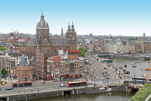 Amsterdam Stadsgezicht Met Beroemde Architecturale Monumenten Drukke Verkeer Tijdens Zonnige — Stockfoto