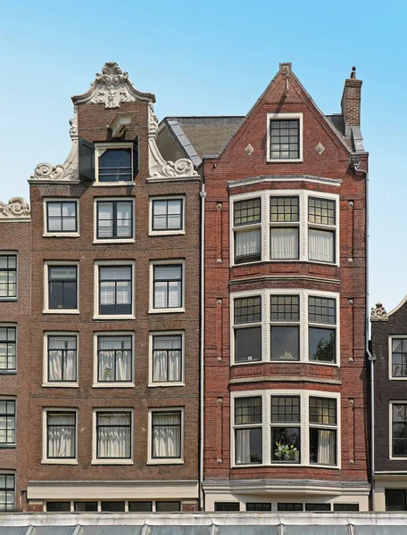 Traditionelle Holländische Architekturhausfassade Mit Hohen Fenstern Amsterdam lizenzfreie Stockfotos