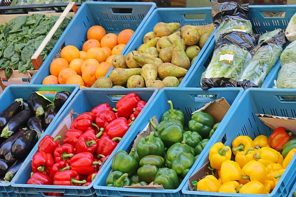 Свежая рыночная еда в ящиках — стоковое фото