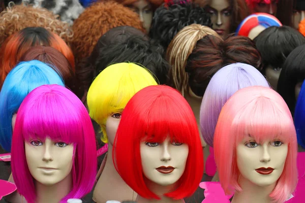 Mannequin heads with colorful wigs — Stock Photo, Image