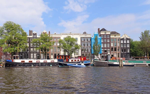 Kleine boten in Amsterdam Amstel rivier — Stockfoto