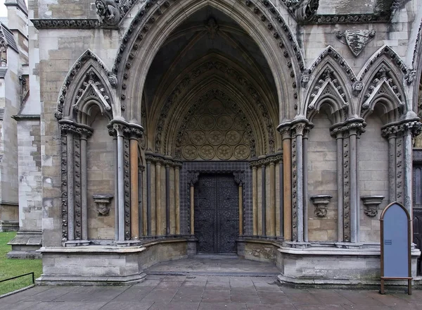 Входная дверь древней архитектуры — стоковое фото