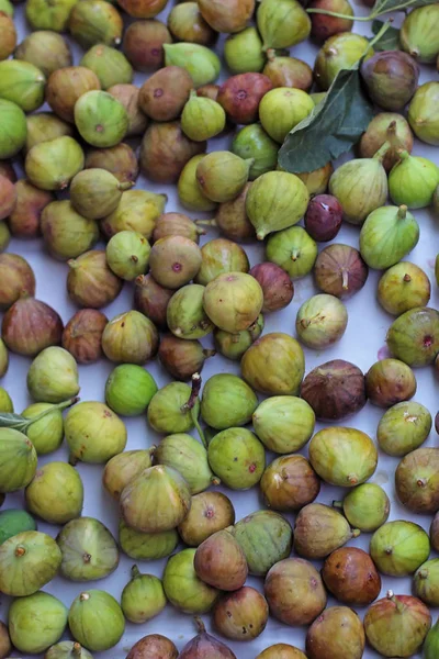 Raw figs on market stall — Stock Photo, Image