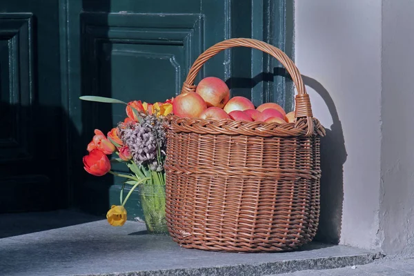 Корзина с фруктами перед дверью — стоковое фото
