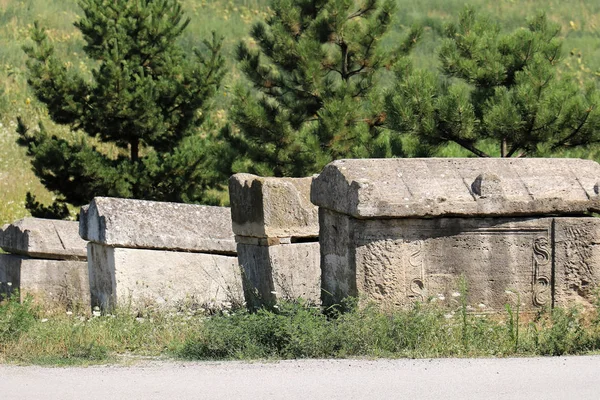 Tumbas de piedra en el campo — Foto de Stock