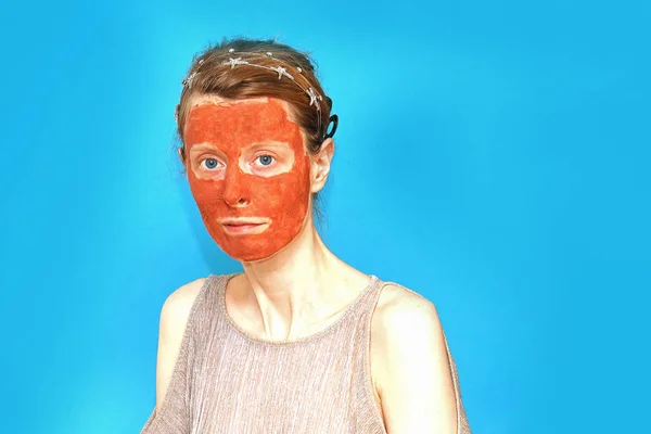 Jonge vrouw met klei masker — Stockfoto