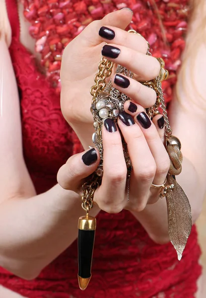 Biżuteria w ręce — Zdjęcie stockowe