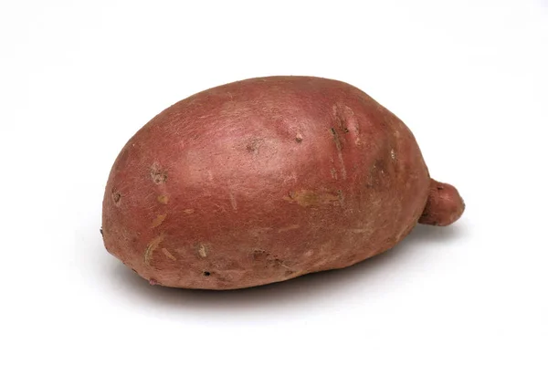 Zoete aardappel op wit — Stockfoto