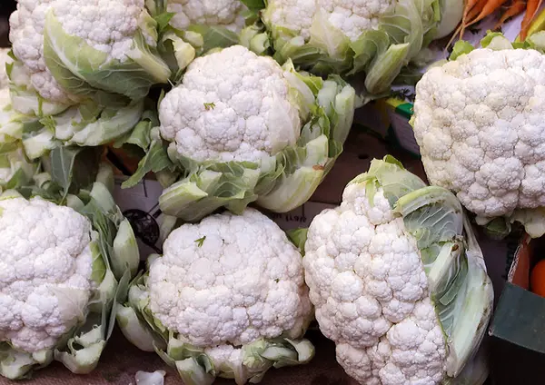 Pilha de couve-flor no mercado — Fotografia de Stock