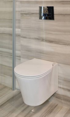 Bej döşeme ile modern tuvalet