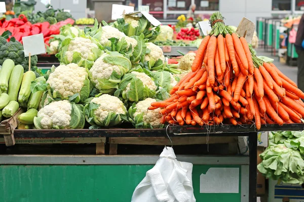 Produtos hortícolas frescos no mercado — Fotografia de Stock