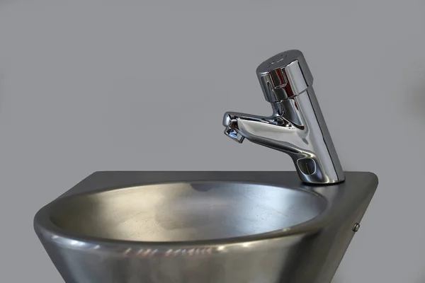 Metal banyo lavabo ve musluk — Stok fotoğraf