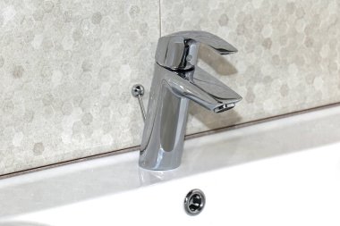 Retro lavabo üzerinde gümüş musluk