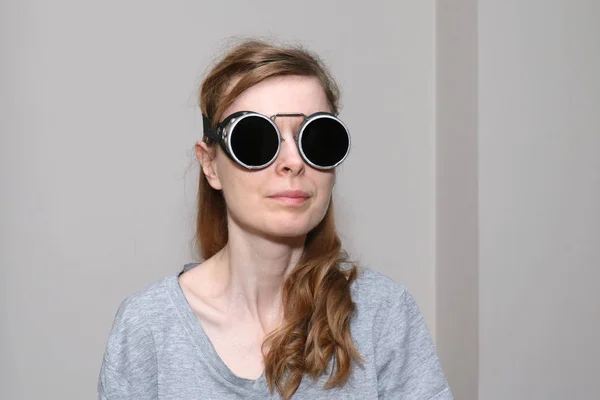 Młoda kobieta w okularach spawalniczych — Zdjęcie stockowe