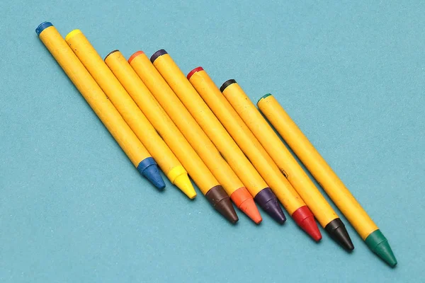 Красочные восковые карандаши — стоковое фото