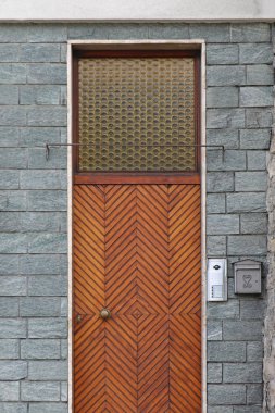Kapalı ahşap konut kapısı