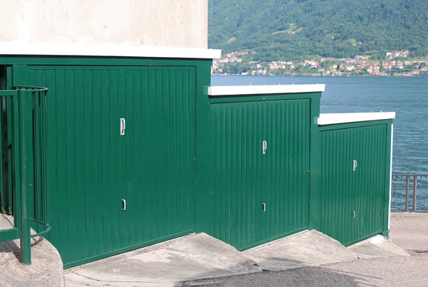 Puertas de garaje cerradas en la costa del lago — Foto de Stock
