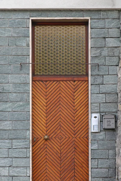 Puerta residencial de madera cerrada —  Fotos de Stock