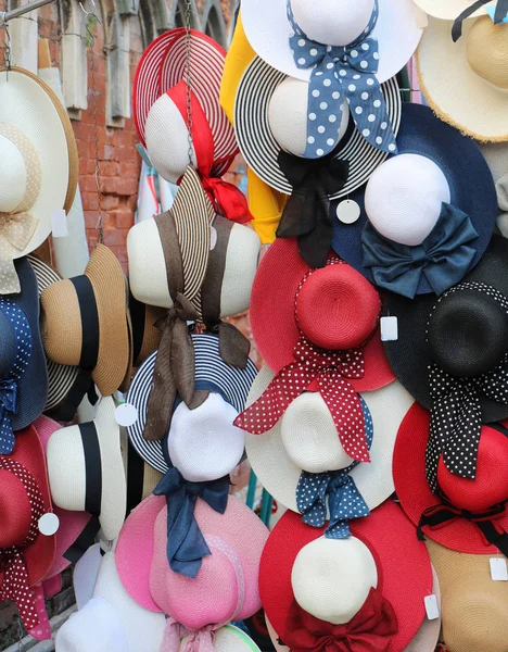 Cappelli di paglia colorati estivi venduti sul mercato — Foto Stock