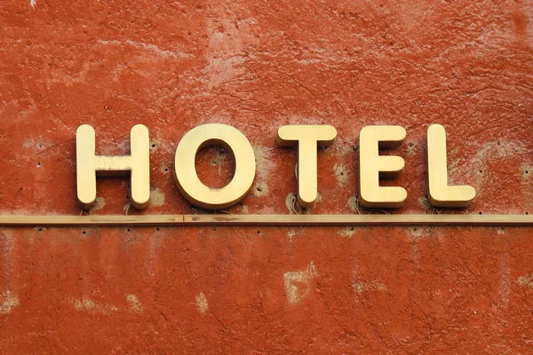 Золотий знак готелю на помаранчевому фасаді — стокове фото