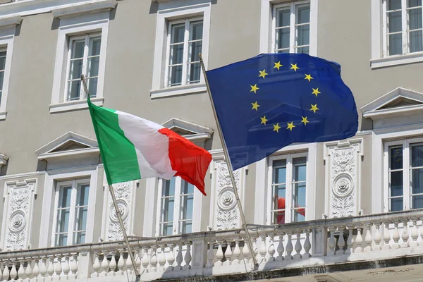 Italian ja EU:n liput — kuvapankkivalokuva