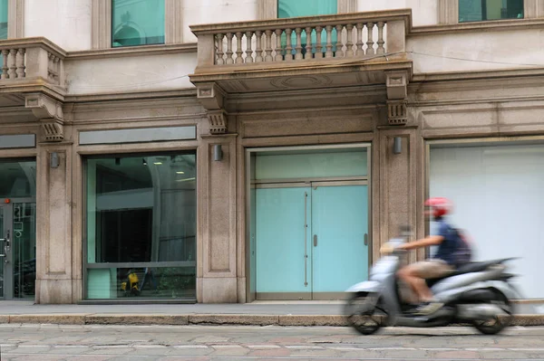 Мотоцикл рухається швидко на італійській вулиці — стокове фото