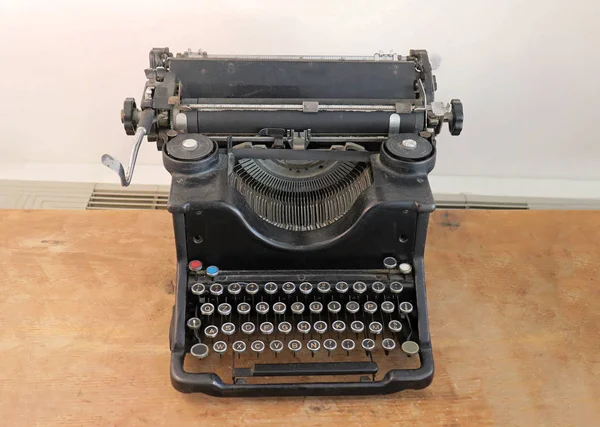 Maszyna do pisania retro na stole — Zdjęcie stockowe