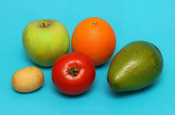 Ovoce a vegaty na modrém — Stock fotografie