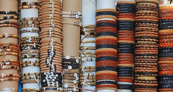 Декоративные браслеты на рынке — стоковое фото
