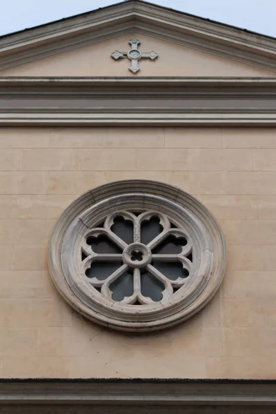 Cirkel fönster på kyrkans fasad — Stockfoto