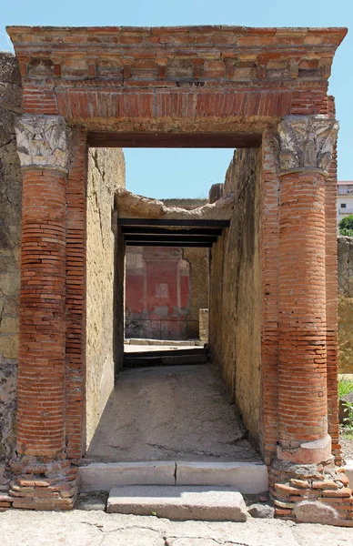 Vchod do starověkého architektonického tunel — Stock fotografie