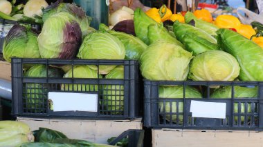 Piyasada yeşil sebzeler