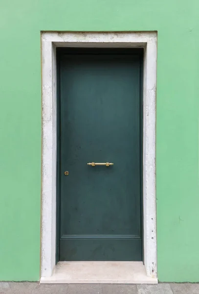 Puerta verde cerrada — Foto de Stock