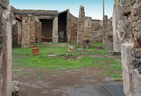 Ruines anciennes en pierre — Photo