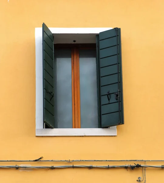 Open window on yellow facade — Stock Photo, Image