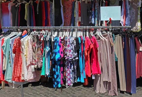 Летняя одежда продается на рынке — стоковое фото