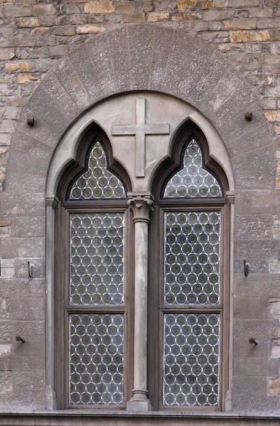 Vieja ventana en fachada de piedra — Foto de Stock