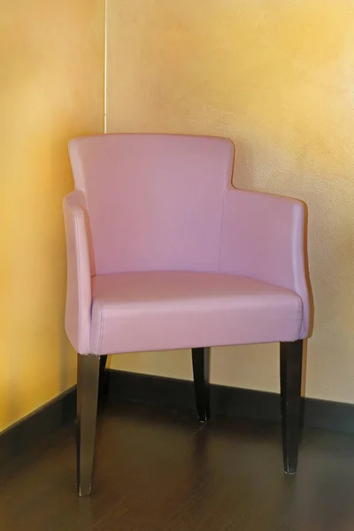 Chaise moderne en chambre murale jaune — Photo