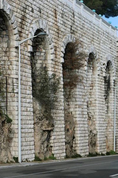 Muur naast de weg — Stockfoto