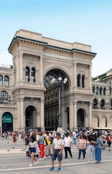 Galleria Vittorio Emanuele II - inngang i Milano – stockfoto