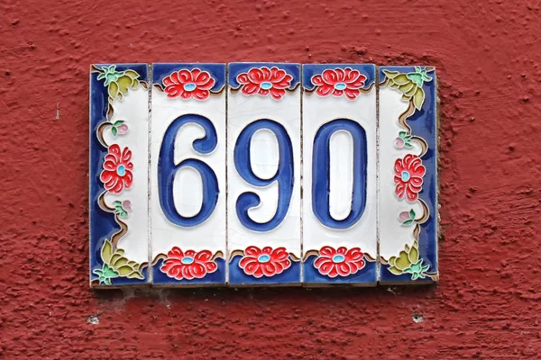Huis nummer op rode gevel — Stockfoto