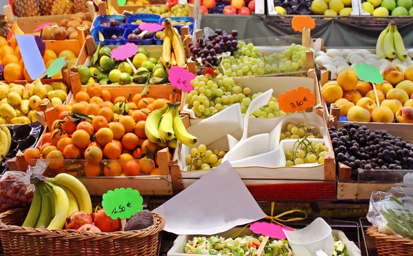 Selecção de frutos no mercado — Fotografia de Stock