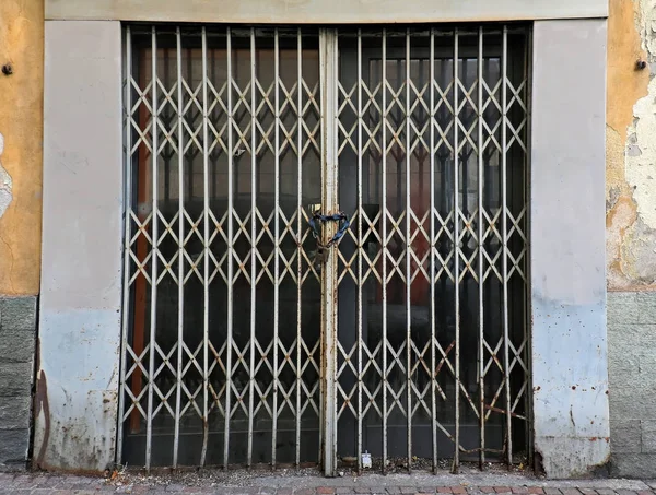 Закрытая дверь с закрытыми воротами — стоковое фото