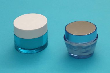 Mavi yüz kremi cam kavanoz