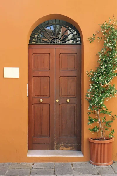 Fachada naranja puerta retro — Foto de Stock