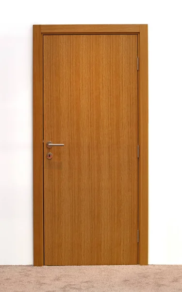 Закрытая коричневая дверь — стоковое фото
