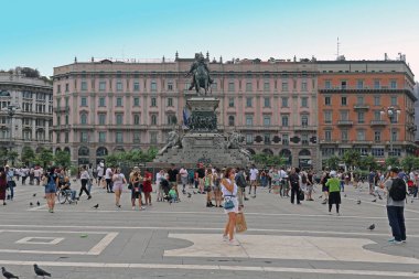 Vittorio Emanuele meydanında anıt